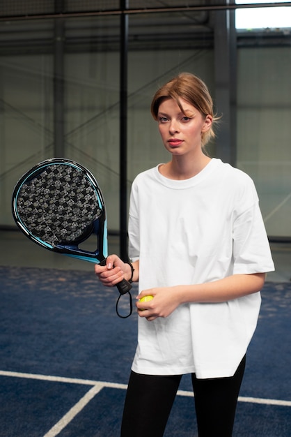 Foto person, die sich bereit macht, innen paddle-tennis zu spielen