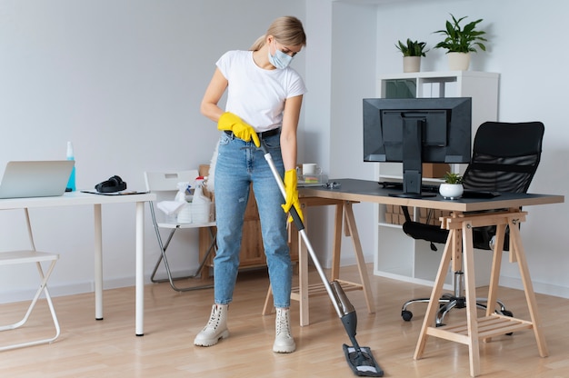 Foto person, die sich um die büroreinigung kümmert