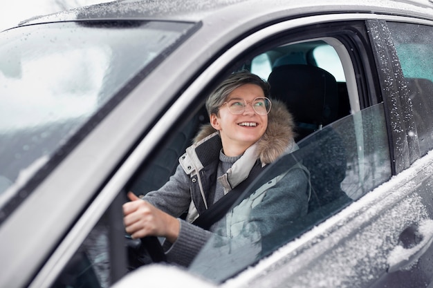 Foto person, die spaß im auto hat