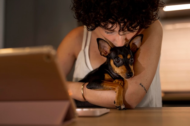 Foto person, die von zu hause aus mit hund arbeitet