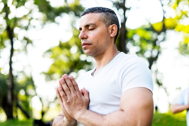 Person, die Yoga am Park tut