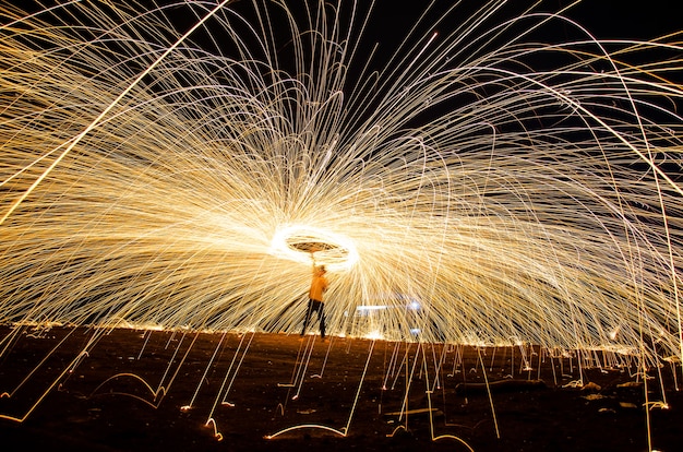 Person Feuerwerk werfen