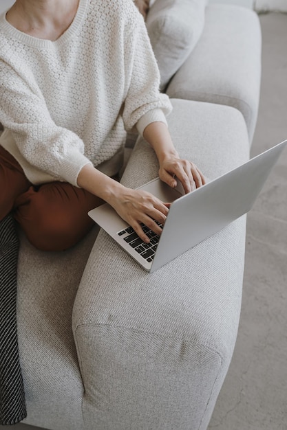 Person, Geschäftsfrau, die einen Laptop verwendet