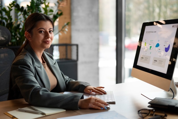 Foto person im büro, die finanzdiagramme analysiert und überprüft