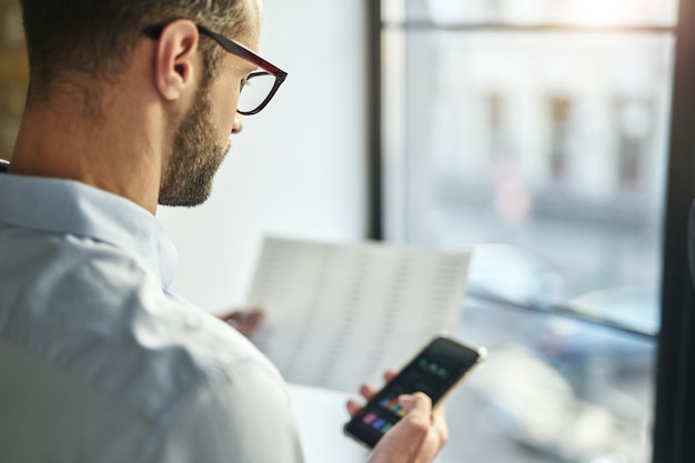 Person im Büro, die mit Dokumenten arbeitet