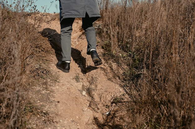 Person im Feld. Wanderung