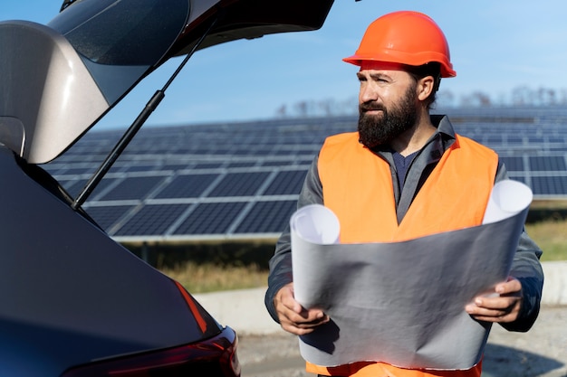 Person in der Nähe einer Alternative-Energie-Anlage