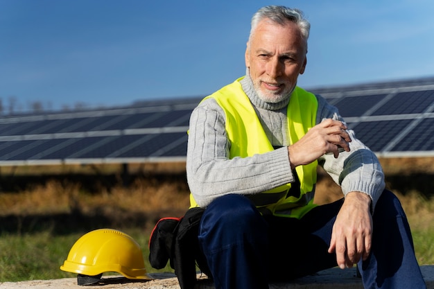 Foto person in der nähe einer alternativen energieanlage