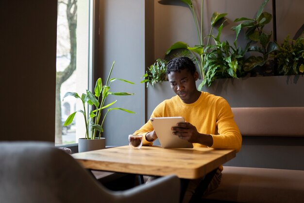 Foto person in einem café, die ein buch liest