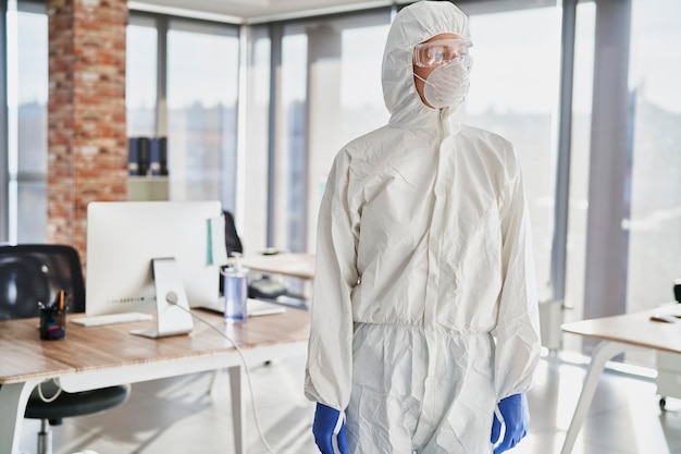 Person in Uniform vor der Arbeit während des Pandemieausbruchs