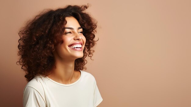 Person lächelt schöner Hintergrund weiße Zähne Weltlächelntag