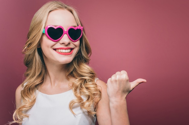 Person mit blonden Haaren trägt eine Brille