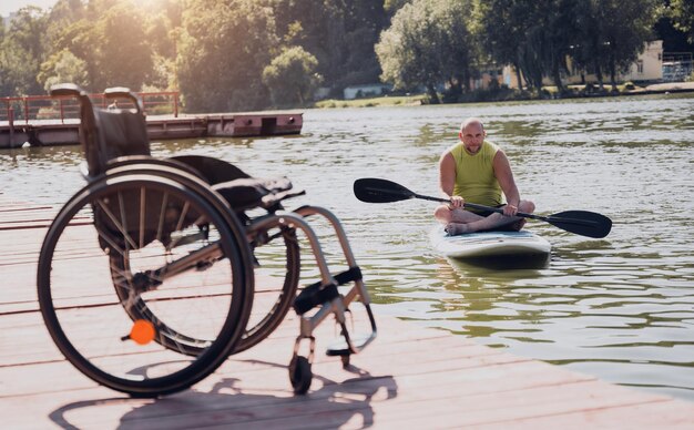 Person mit einer körperlichen Behinderung fährt auf einem SUP-Board