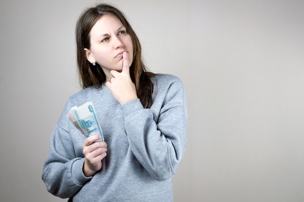 Person mit Geld in den Händen