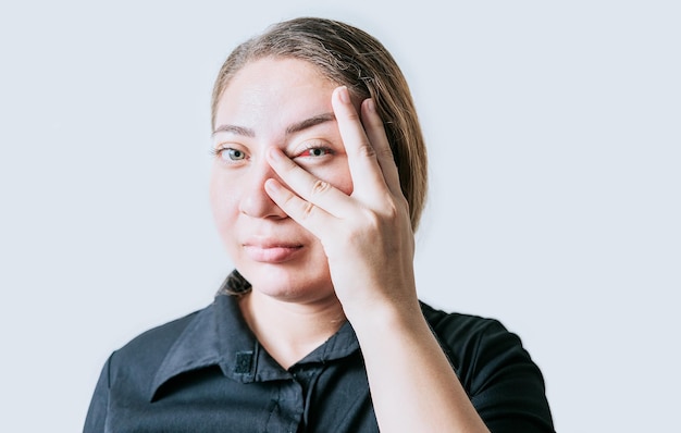 Person mit gereizten Augen Menschen mit Augenschmerzen isoliert Frau mit Bindehautentzündung auf weißem Hintergrund Nahaufnahme von Mädchen mit Augenbelastung