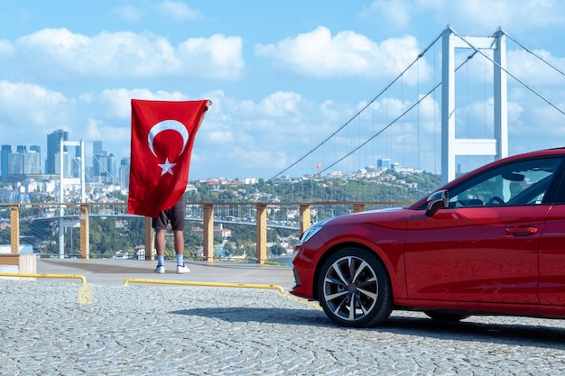 Person mit türkischer Flagge