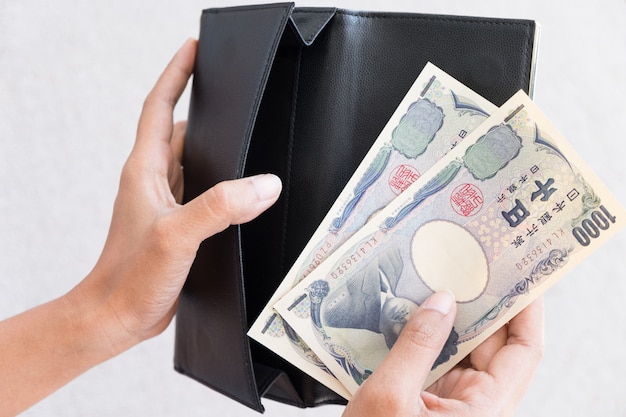 Person nehmen Japan Geld aus der Brieftasche,