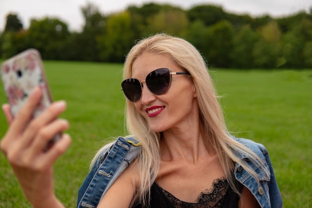 Person Schönheit Strand Mädchen Mode Telefon selfie hübsch Fototechnik Kameraportrait