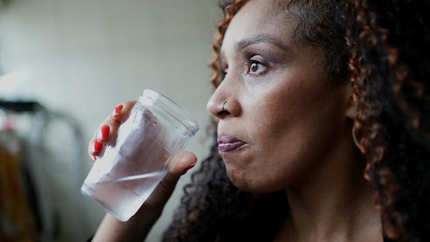Person trinkt Glaswasser eine schwarze Frau trinkt frisches Wasser