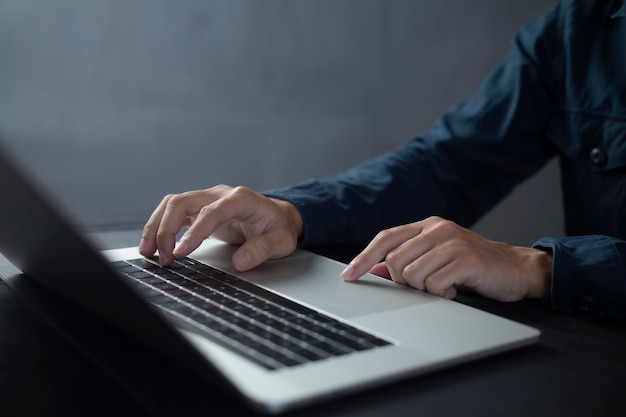 Foto person verwendet laptops, die zu hause online arbeiten oder studieren geschäftsmann, der laptop-arbeit außerhalb des büros verwendet