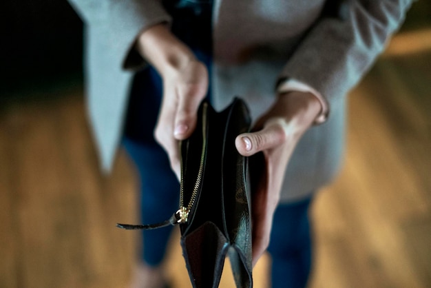 Foto una persona abre la billetera vacía para tomar algo de dinero, símbolo de vida útil