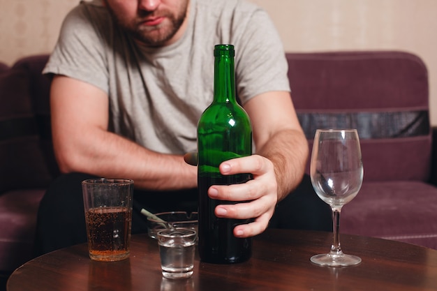 Foto persona alcohólica anónima bebiendo mucho