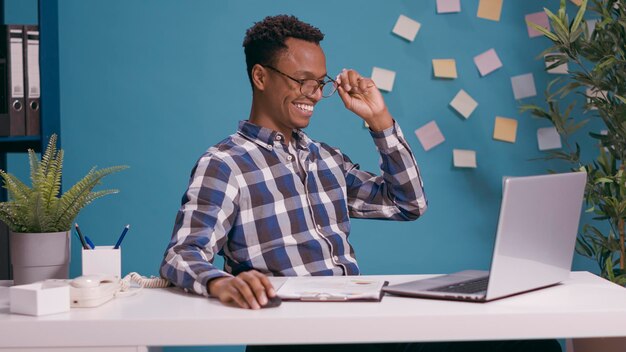 Persona alegre celebrando el éxito y el logro empresarial, trabajando en una laptop. Hombre complacido encontrando noticias sobre la victoria del liderazgo, sintiéndose feliz por el éxito y el logro.