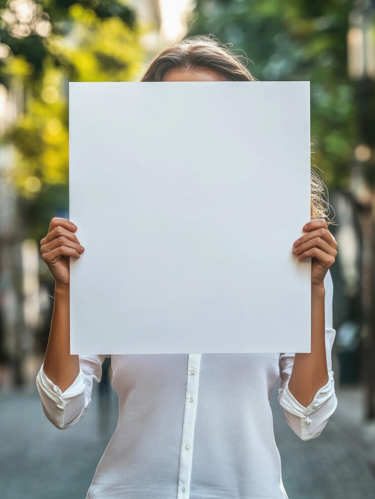 Persona anónima con un cartel en blanco