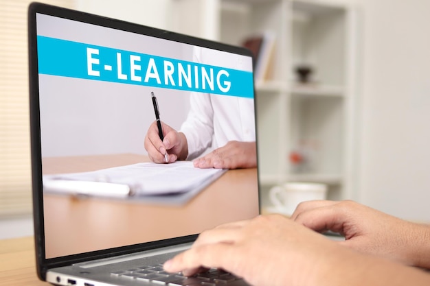 Foto persona anónima escribiendo en una computadora portátil aprendizaje electrónico mostrado en la pantalla concepto de educación en línea