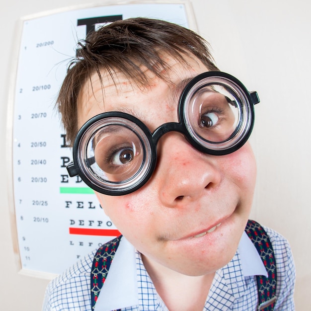 Persona con anteojos en una oficina del doctor