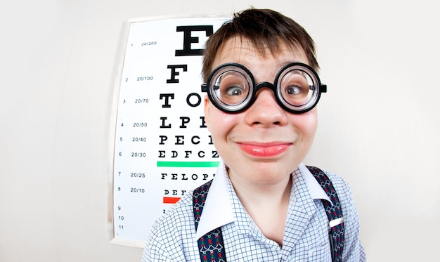 Foto persona con anteojos en una oficina del médico