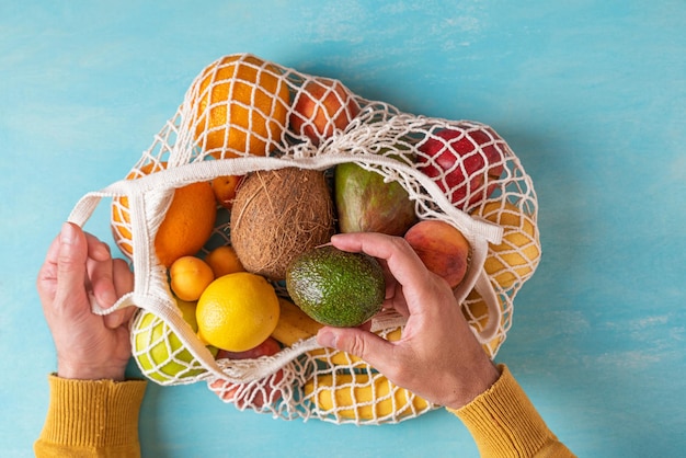 Una persona con una bolsa de fruta de una tienda de basura cero.