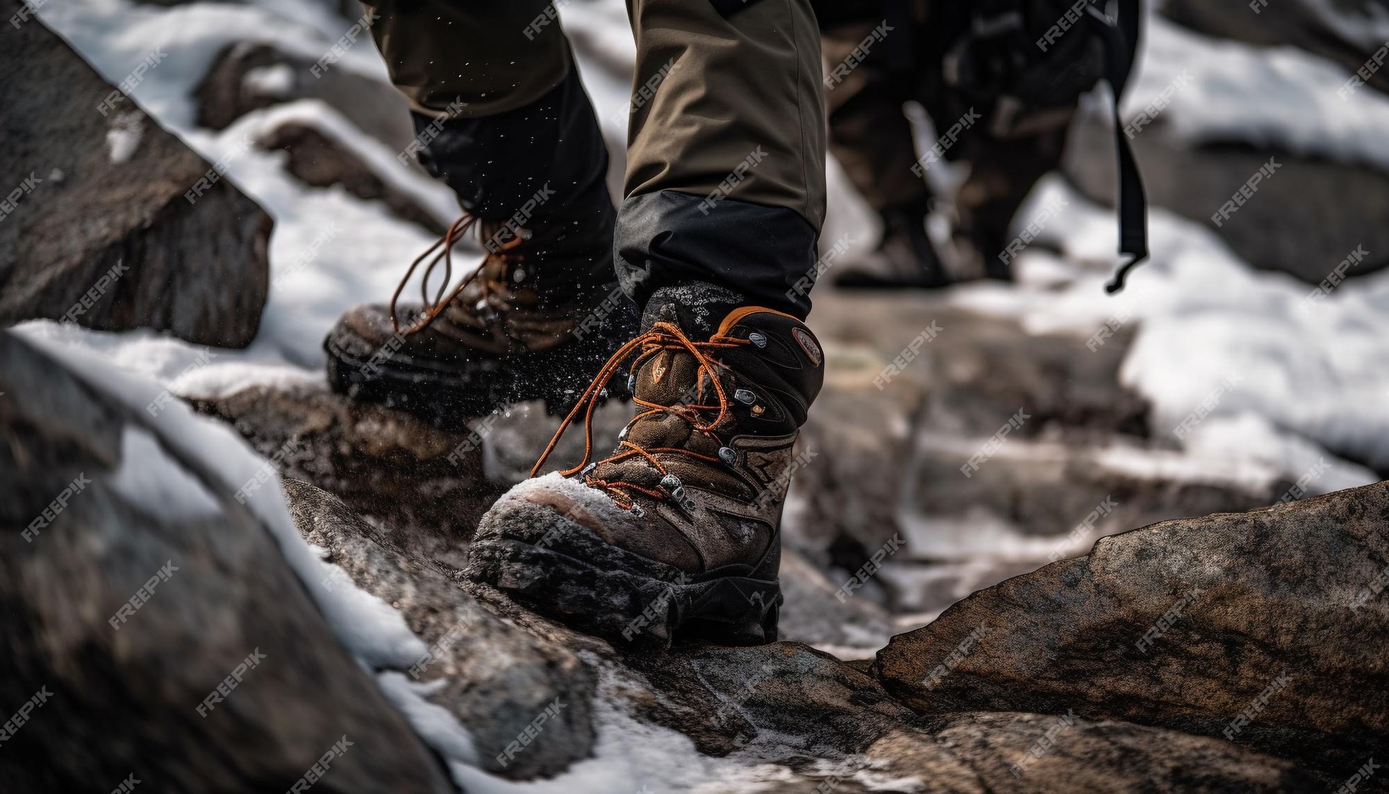 mental Renunciar Ruina Una persona con botas de montaña con cordones. | Foto Premium