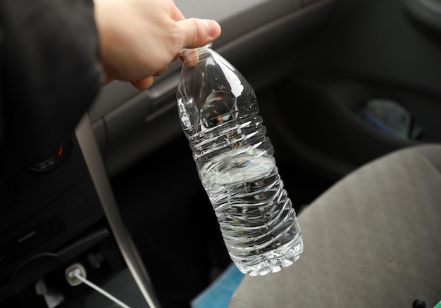 Una persona con una botella de agua en la mano.