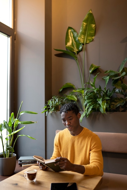 Persona en un cafe leyendo un libro