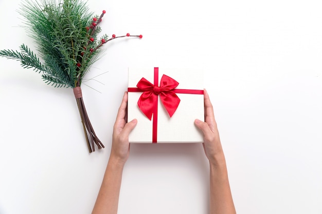 Foto persona con caja de regalo de navidad