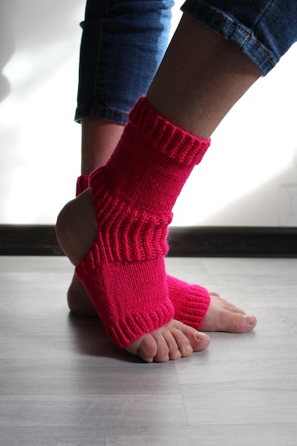 Una persona con un calcetín rosa.