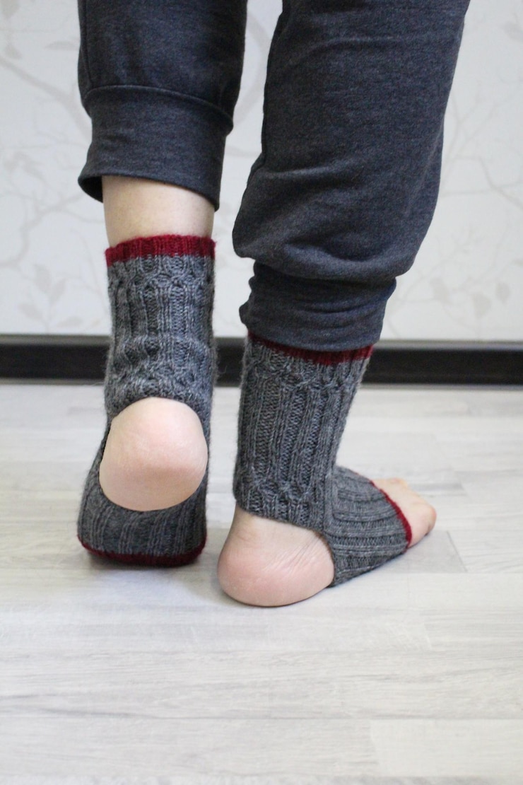 Foto una persona con calcetines y pantalones.