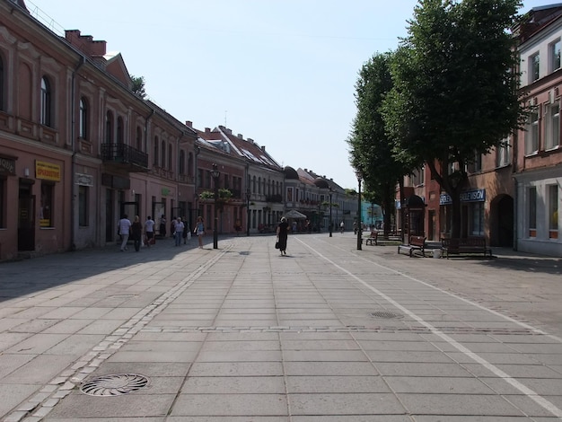 Foto una persona caminando por una calle con un cartel que dice que no hay estacionamiento