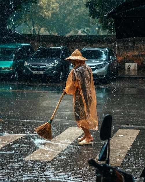 una persona caminando por una calle sosteniendo un paraguas
