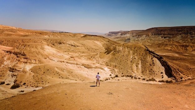 Persona caminando en el desierto foto de alta calidad