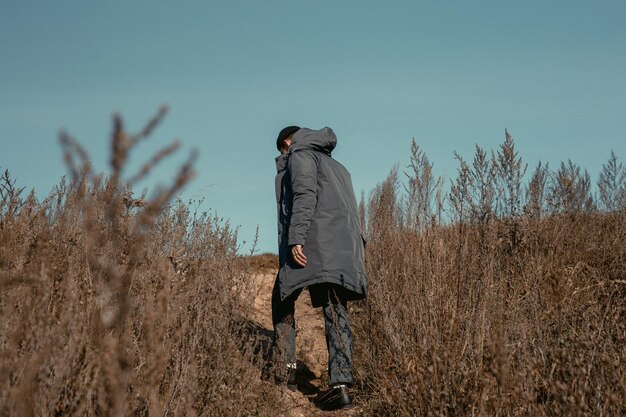 Persona en el campo. Caminata