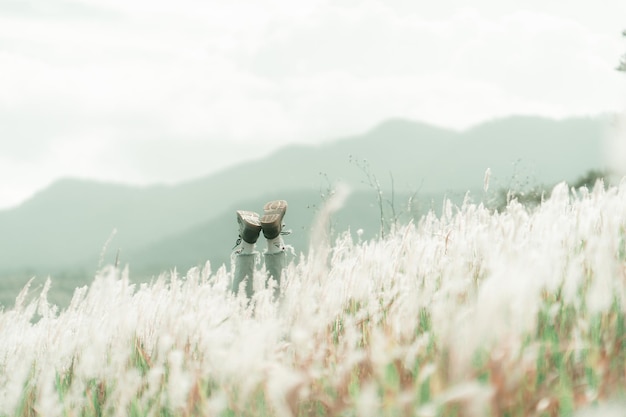 Persona en el campo contra el cielo
