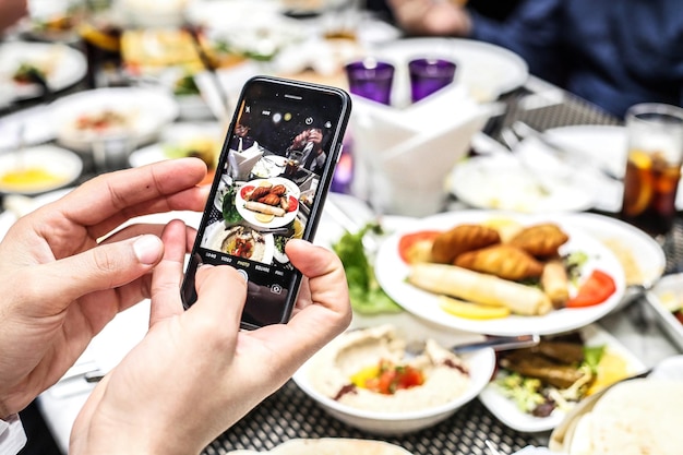 Persona capturando una imagen de comida en el teléfono