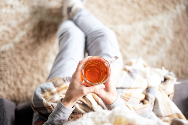 Una persona en casa con té