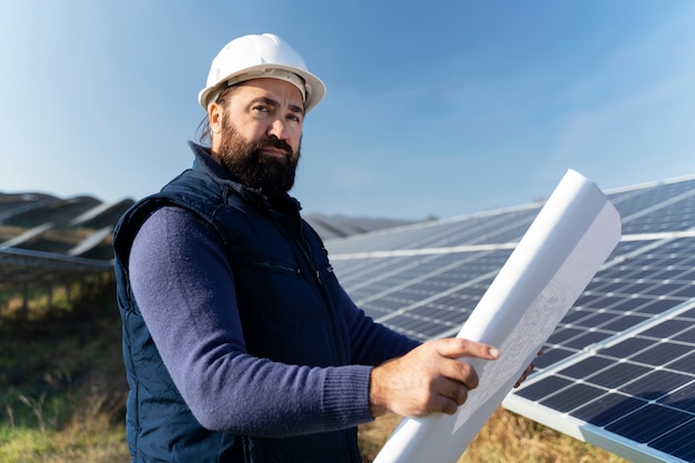 Foto persona cerca de la planta de energía alternativa