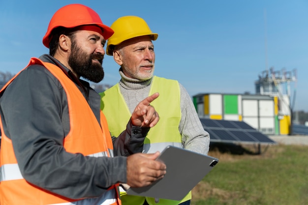 Foto persona cerca de la planta de energía alternativa