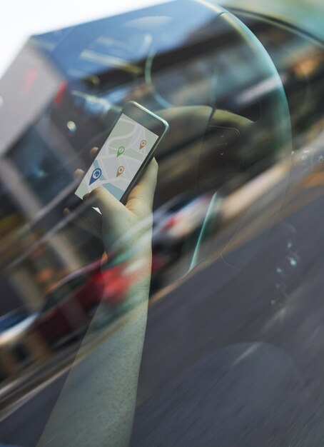 Persona, coche y mano con mapa en el teléfono inteligente para la ruta de dirección y navegar por la ciudad como turista Tecnología de conductor y aplicación móvil para destino o ubicación con viajes de viaje y visitas turísticas a la ciudad