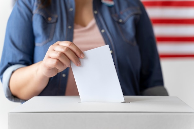 Foto persona colocando su voto en una casilla