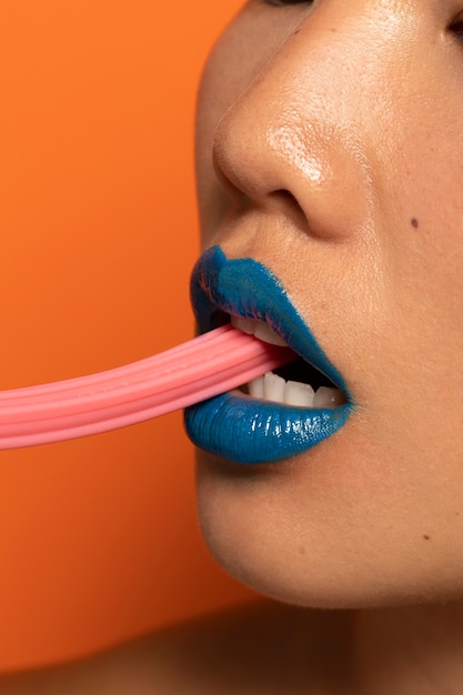 Foto persona comiendo un desierto de dulces